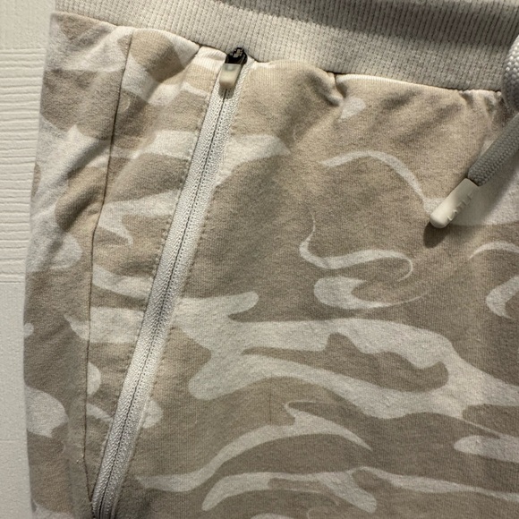 TLF Apparel Camo Joggers Beige Gray Zip Pockets Size Medium - Picture 3 of 10